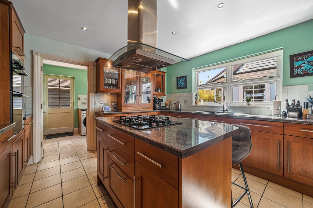 Property photo 3 of 27 Ht-Fc(Col)-38Highstreet-16