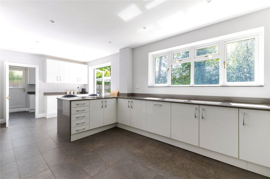 Property photo 3 of 14 Kitchen/Breakfast