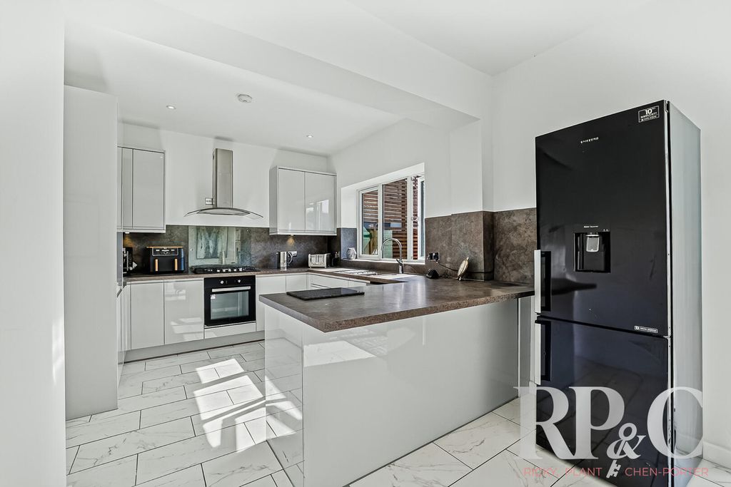 Property photo 2 of 31 Kitchen