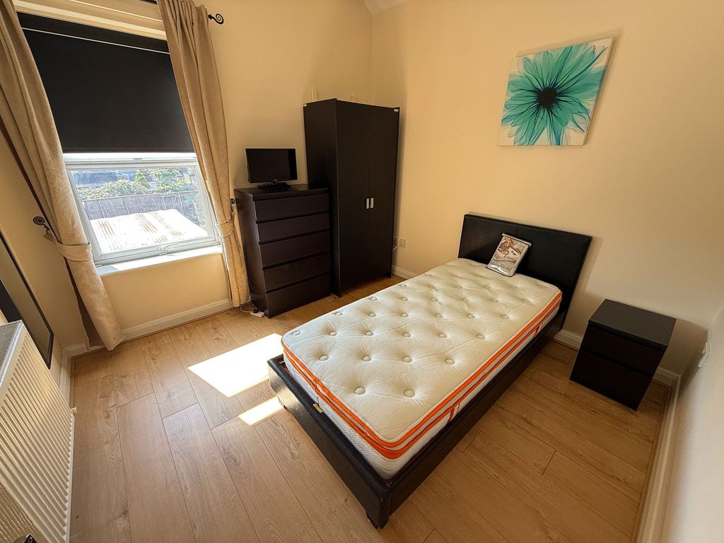 Property photo 1 of 7 Bedroom