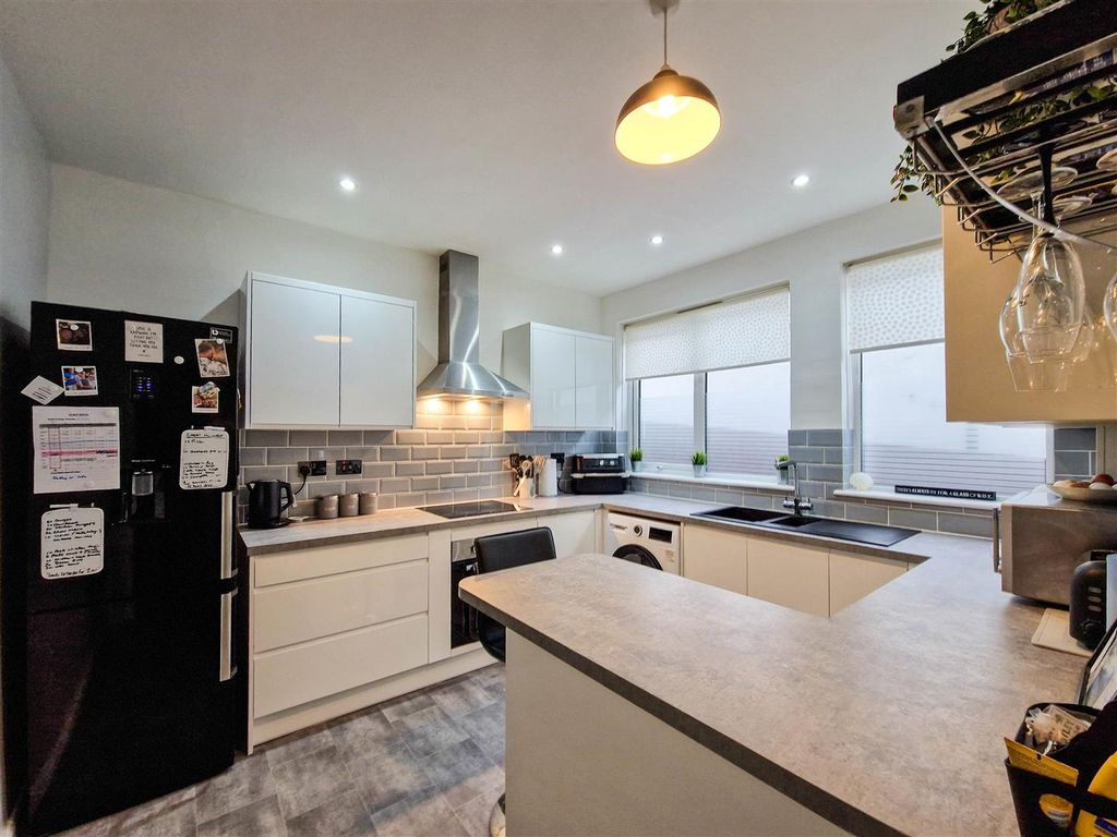 Property photo 3 of 16 Kitchen With Breakfast Bar