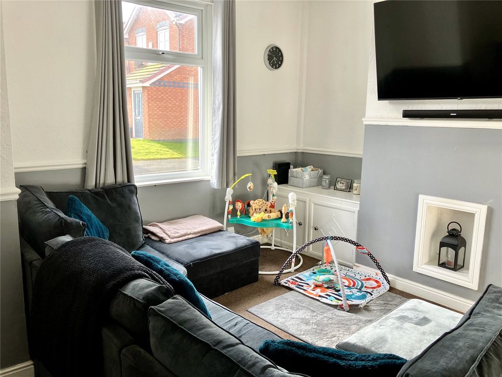 Property photo 3 of 14 Lounge