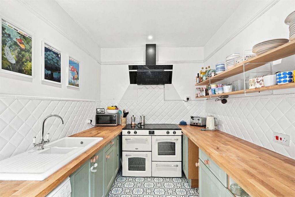 Property photo 3 of 36 2-Sandringhamrd-017.Jpg