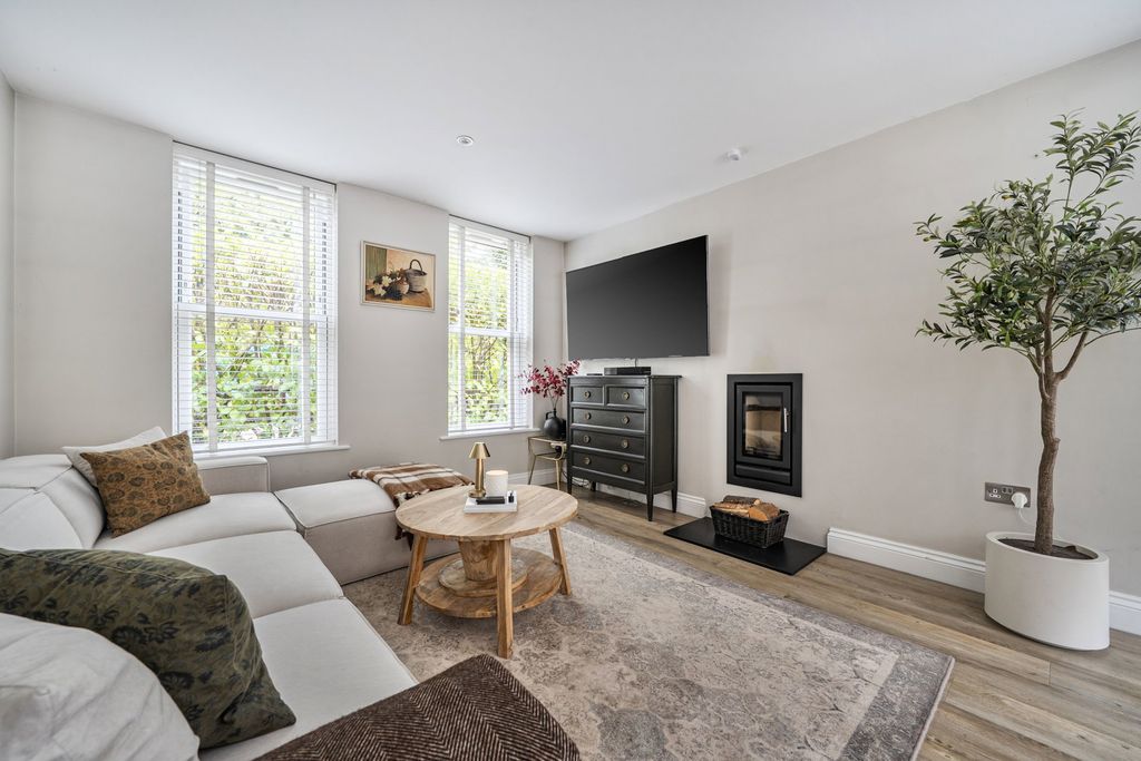 Property photo 2 of 23