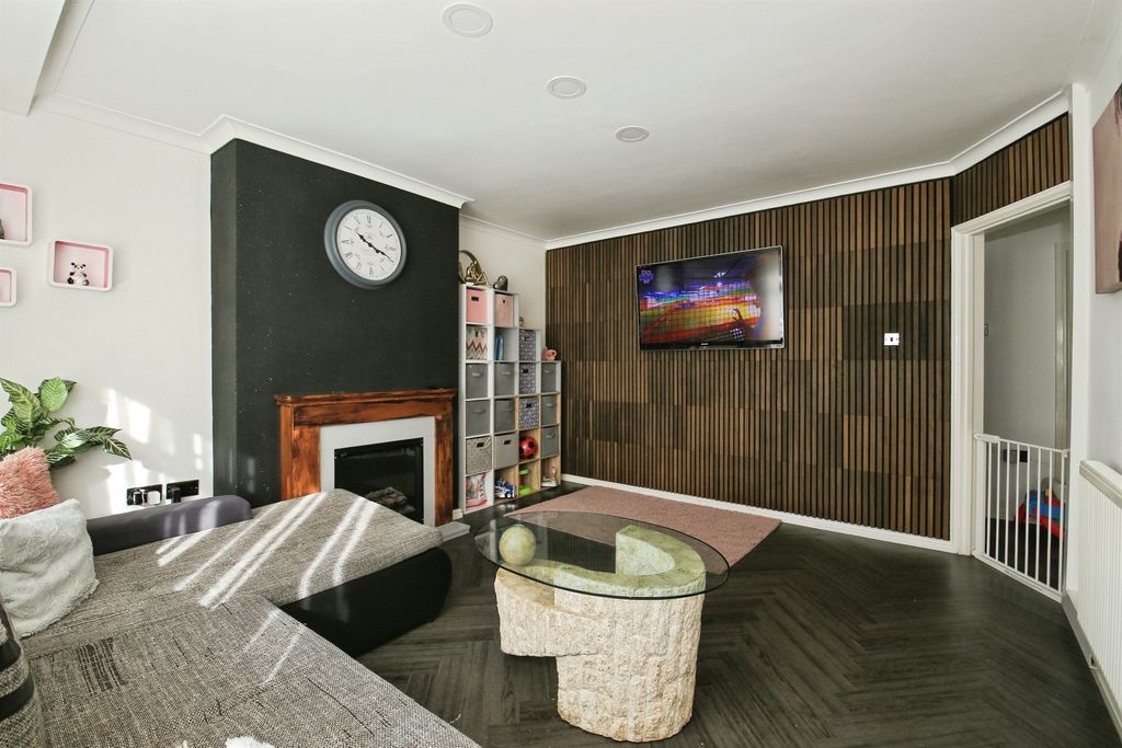 Property photo 3 of 32