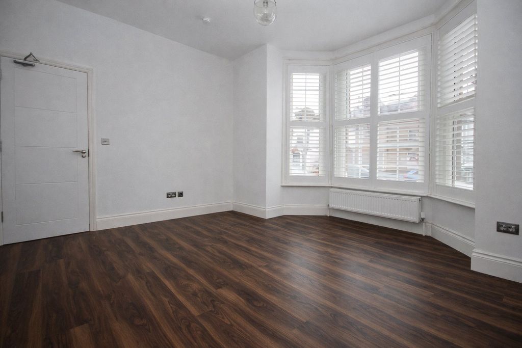 Property photo 2 of 8 Room