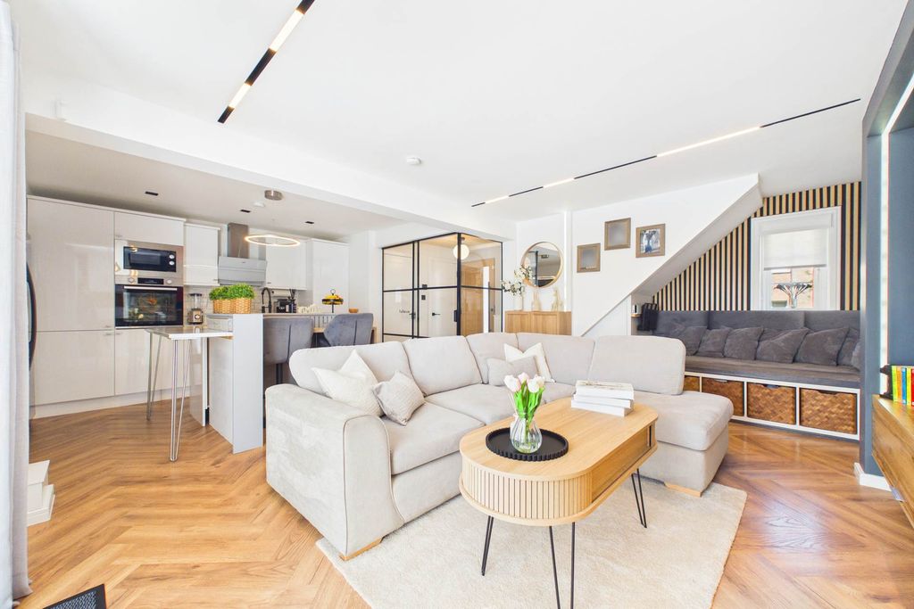 Property photo 3 of 32