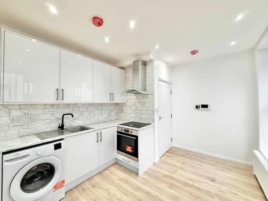 Property photo 2 of 7 Kitchen