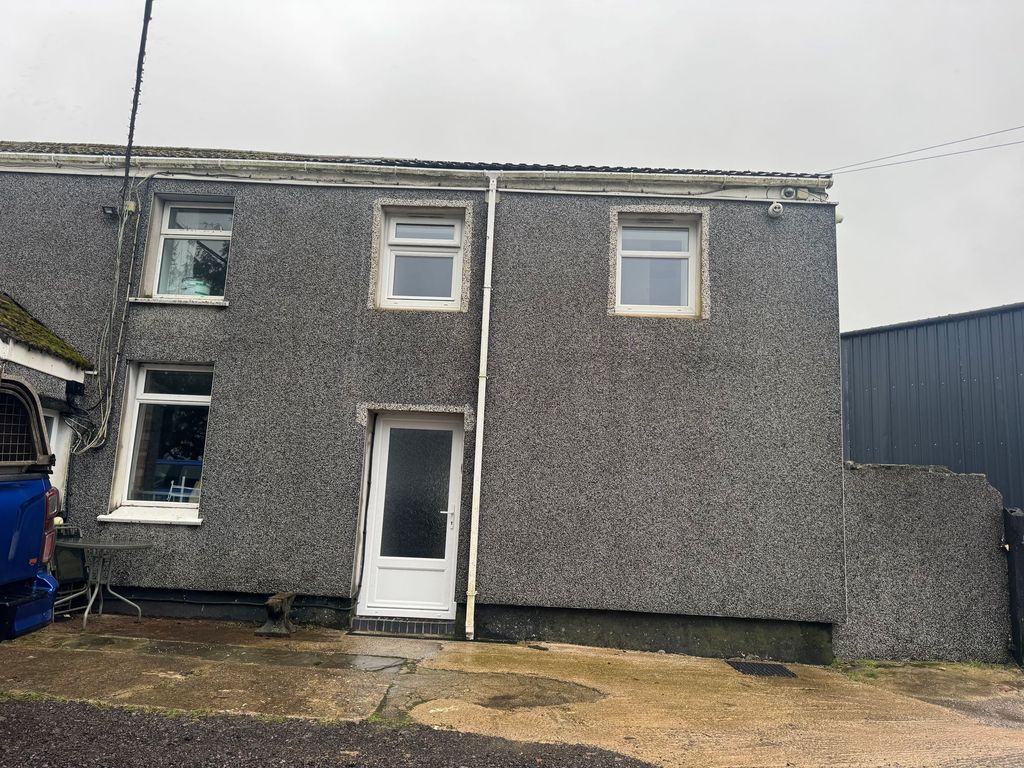 Property photo 1 of 9 Ty Busch Cottage