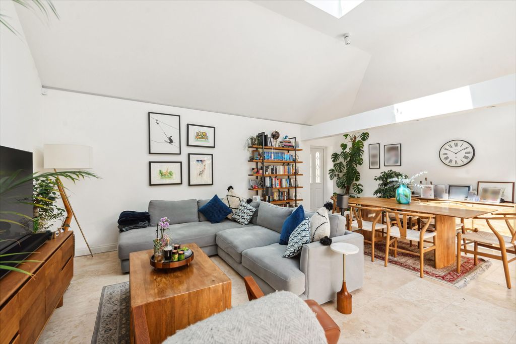 Property photo 1 of 18 Image