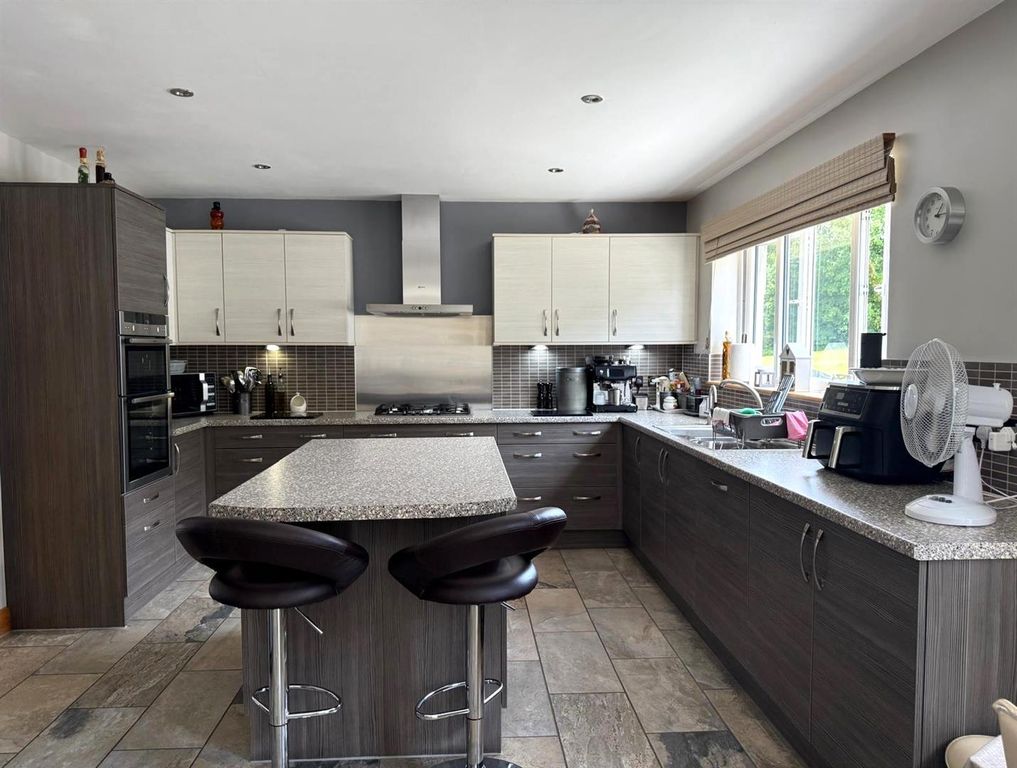 Property photo 3 of 39 21.Jpg