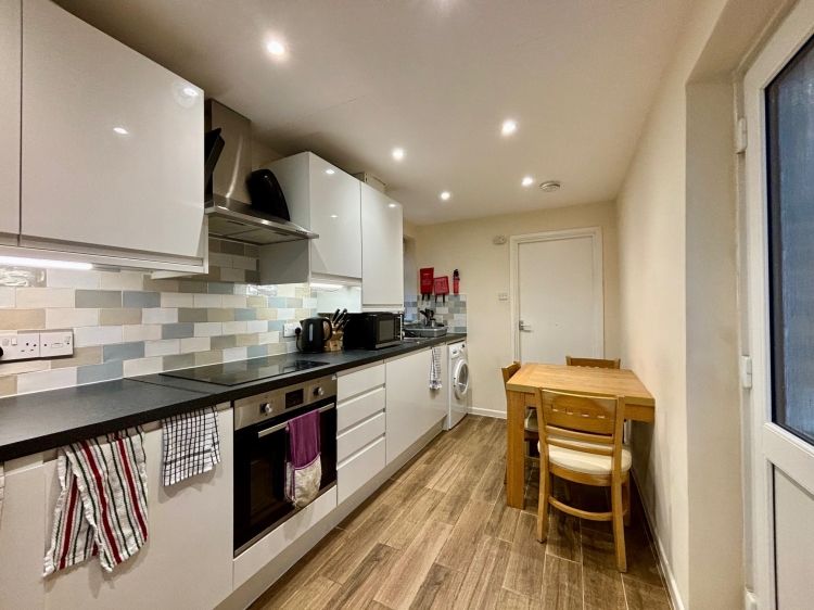 Property photo 1 of 8 Kitchen 2