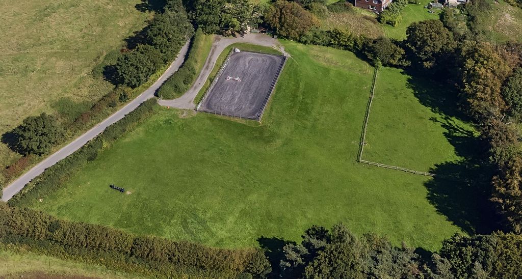 Property photo 3 of 27 Arena 20m x 40m &amp; Land
