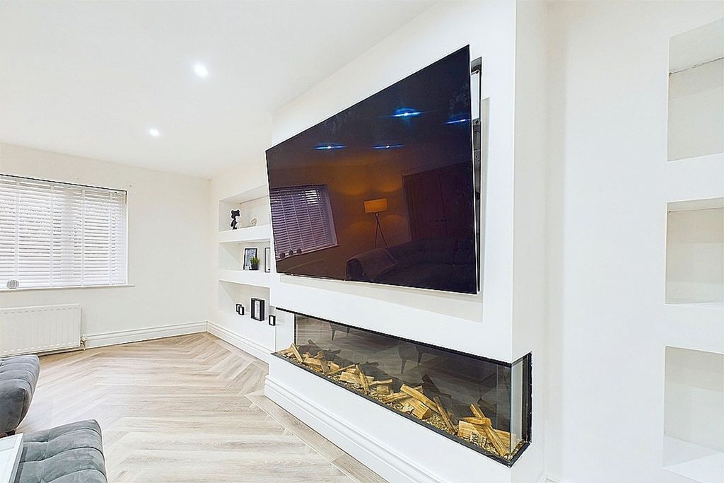 Property photo 3 of 20 Photo 11