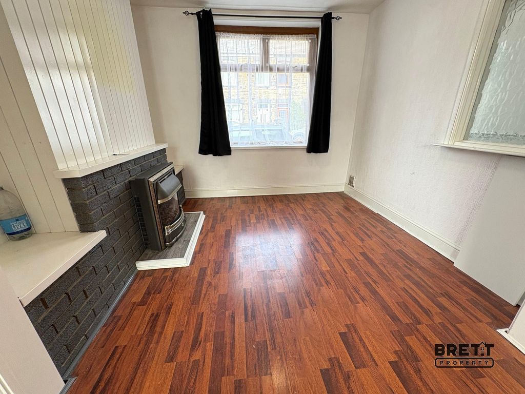 Property photo 3 of 9 Living Area