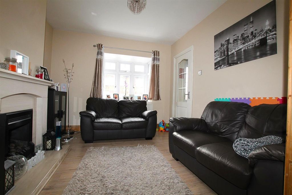 Property photo 2 of 6 Living.Jpg