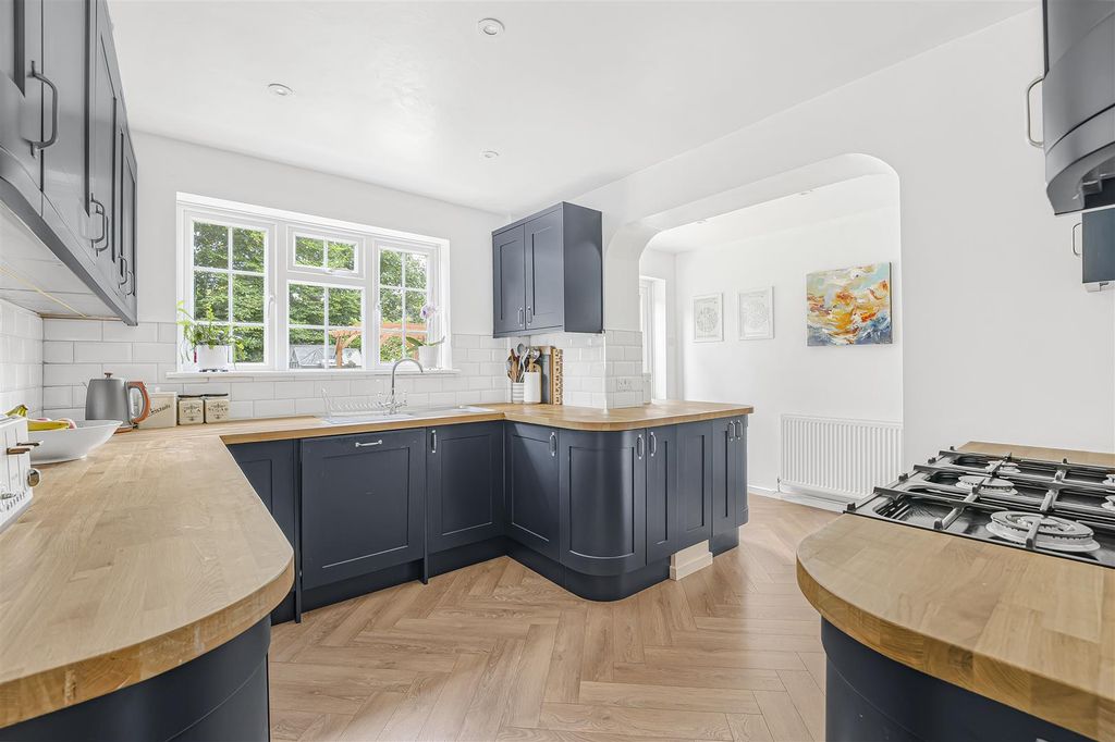 Property photo 3 of 25 Kitchen