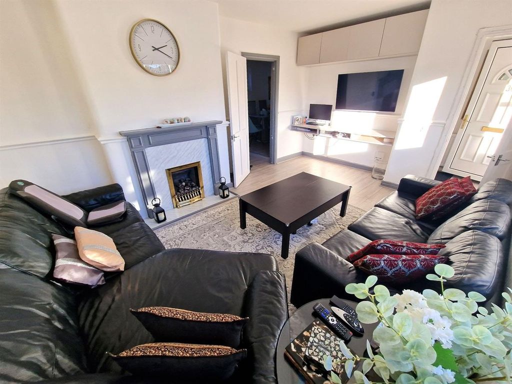 Property photo 3 of 10 A Bright And Inviting Contemporary Living Room Fea...