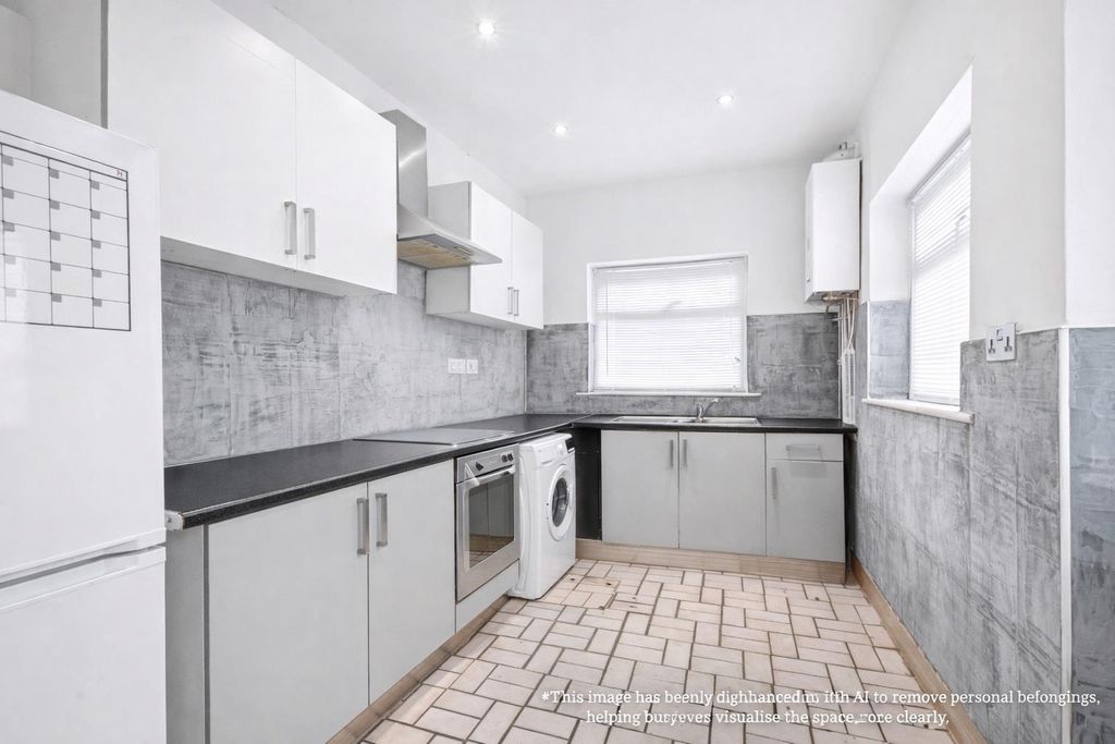 Property photo 3 of 11 Kitchen