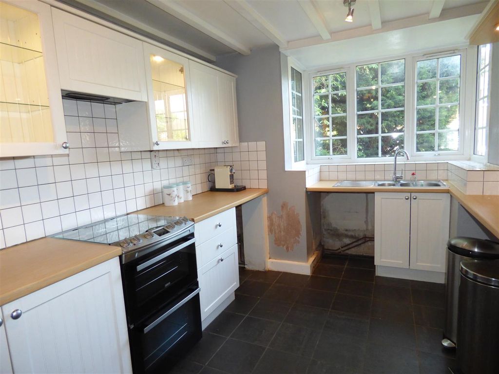 Property photo 3 of 11 10 Kensington Close Kitchen 1.Jpg