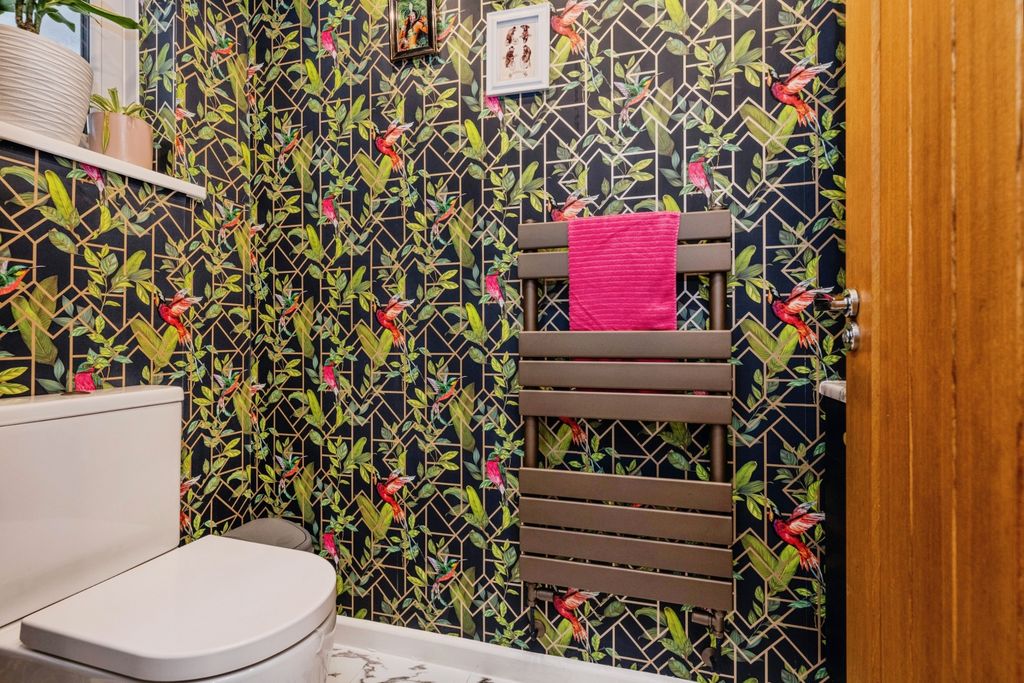 Property photo 3 of 15 Guest W.C.