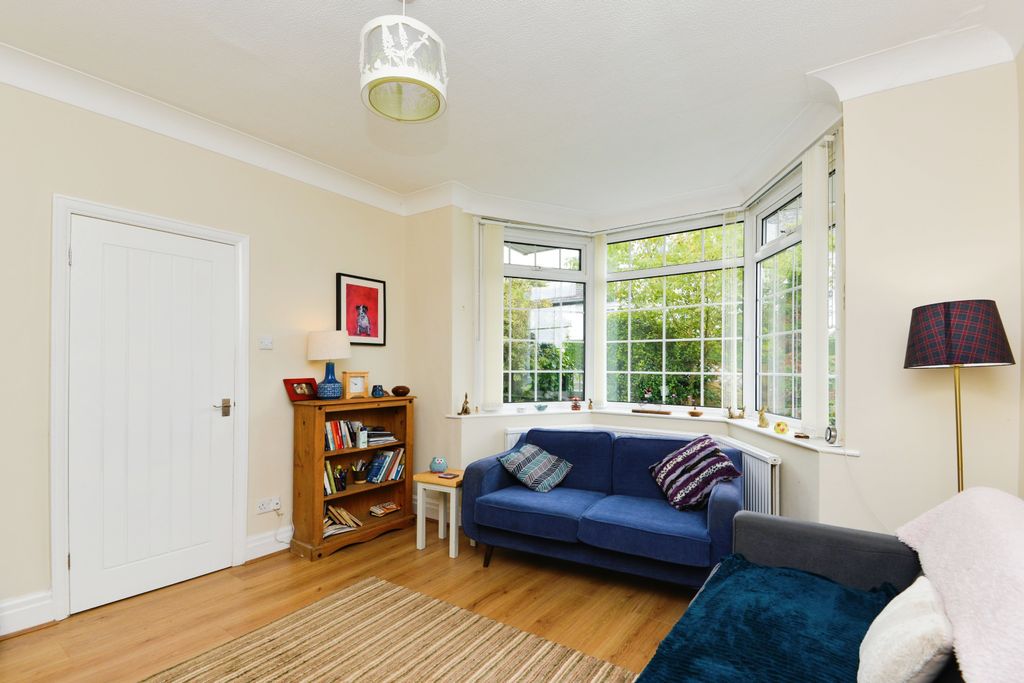 Property photo 2 of 17 Lounge