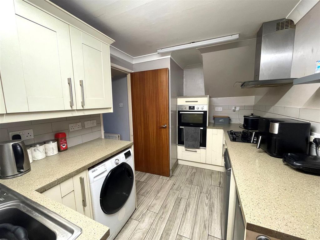 Property photo 3 of 13 Kitchen