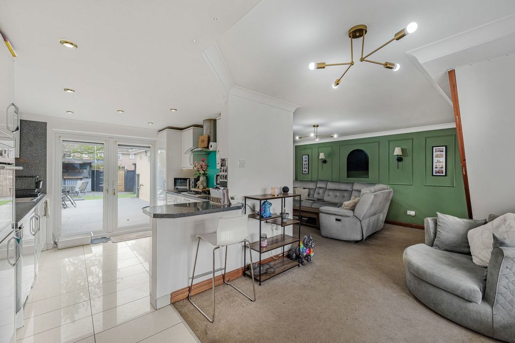 Property photo 3 of 28