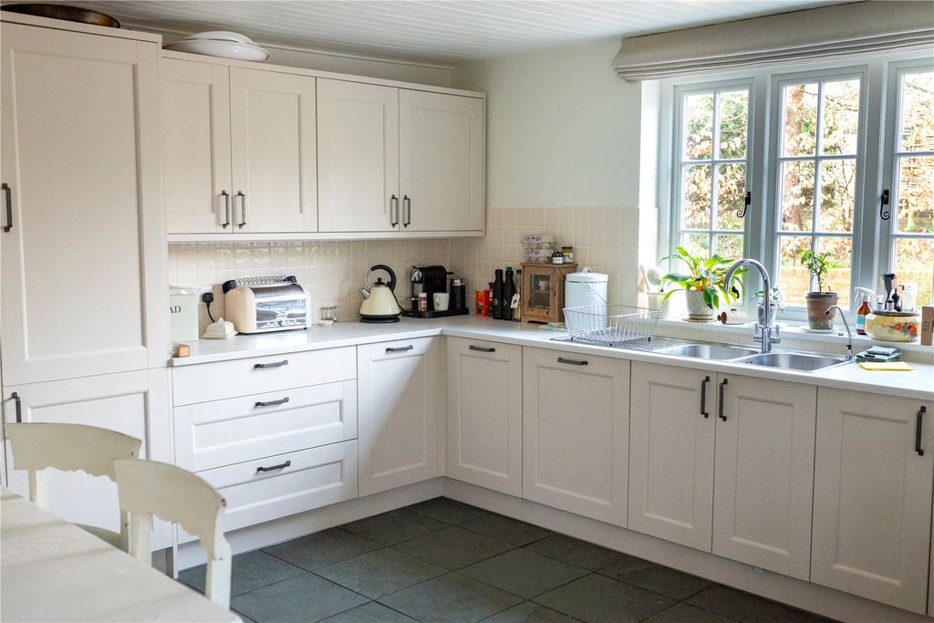 Property photo 3 of 33 House. Partnership