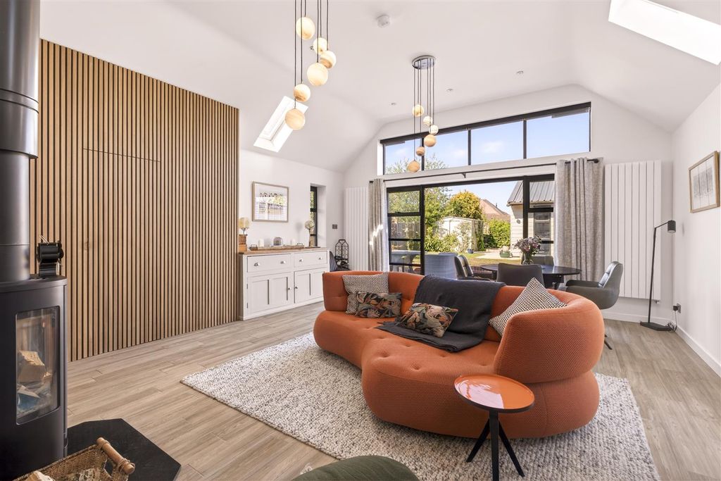 Property photo 2 of 37 18 Shirley Close Final-41.Jpg