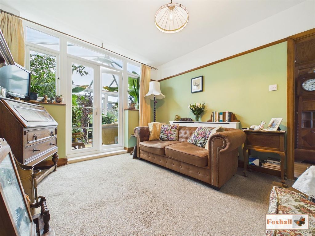 Property photo 3 of 24 Lounge