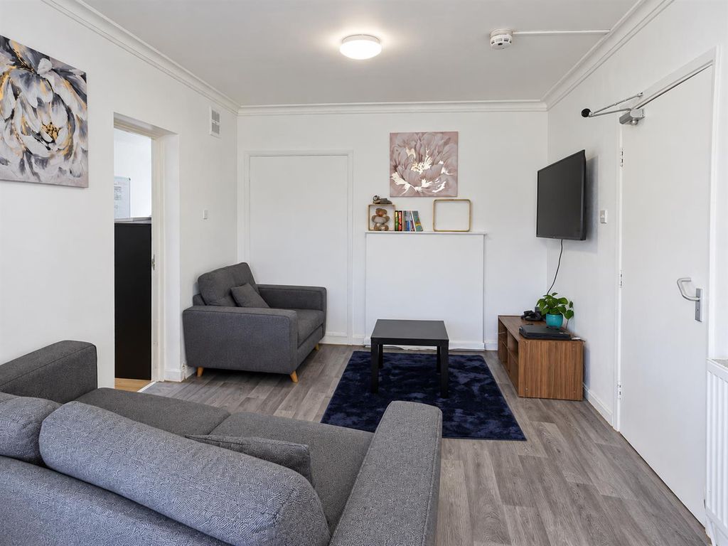 Property photo 2 of 13 A992630F-Cbb8-4c5c-96Bc-2F2A87Cfa77E.Png