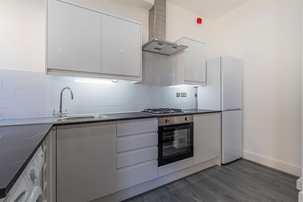 Property photo 2 of 11 Connaught Road 37, Gfr-7.Jpg