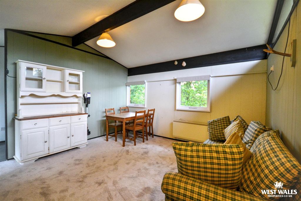 Property photo 2 of 14 Living / Dining Aera
