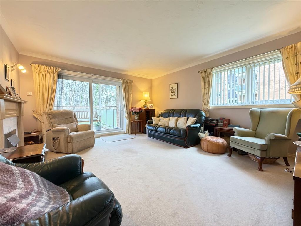 Property photo 3 of 13 Lounge