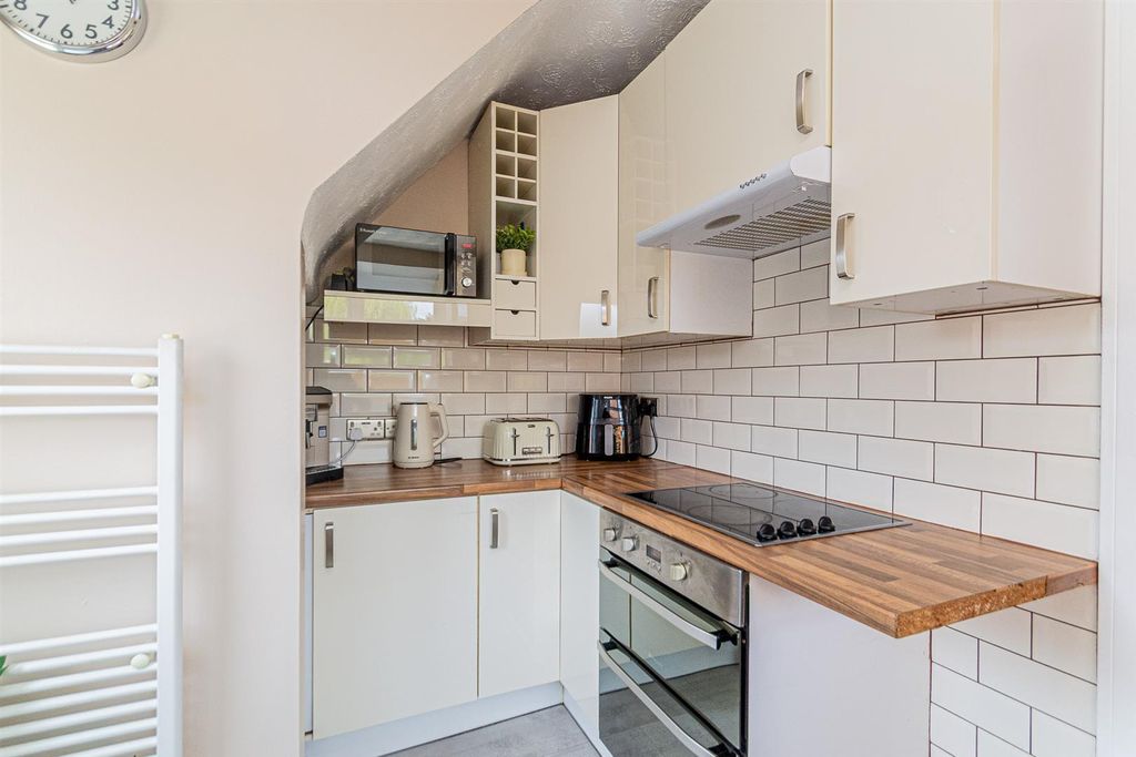 Property photo 3 of 20 Kitchen