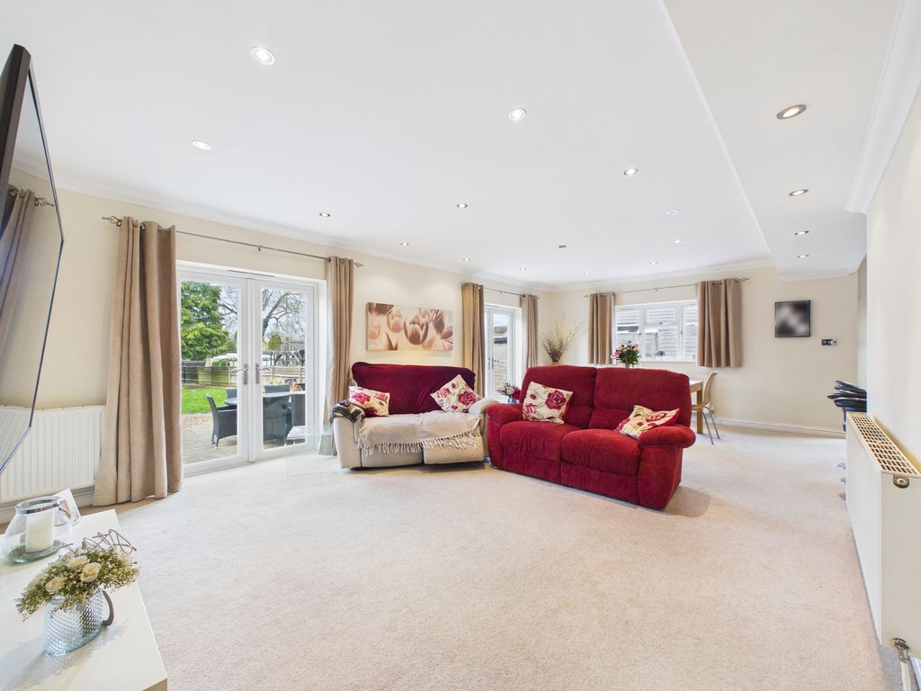 Property photo 2 of 23 Cam04018G0-Pr0440-Still014