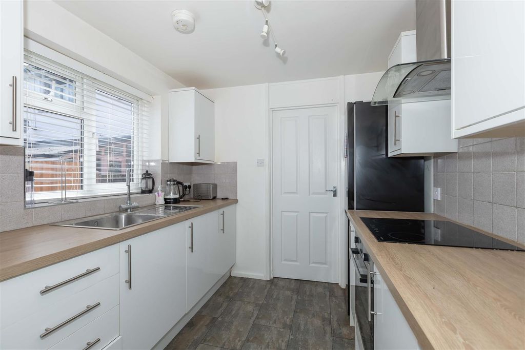 Property photo 3 of 16 Roedean Rd_6.Jpg