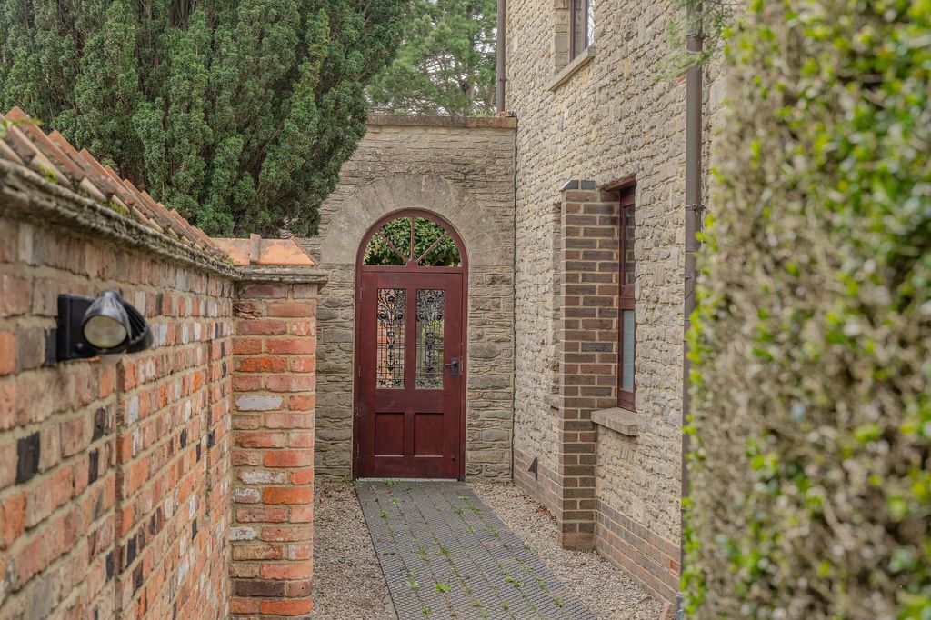 Property photo 2 of 32