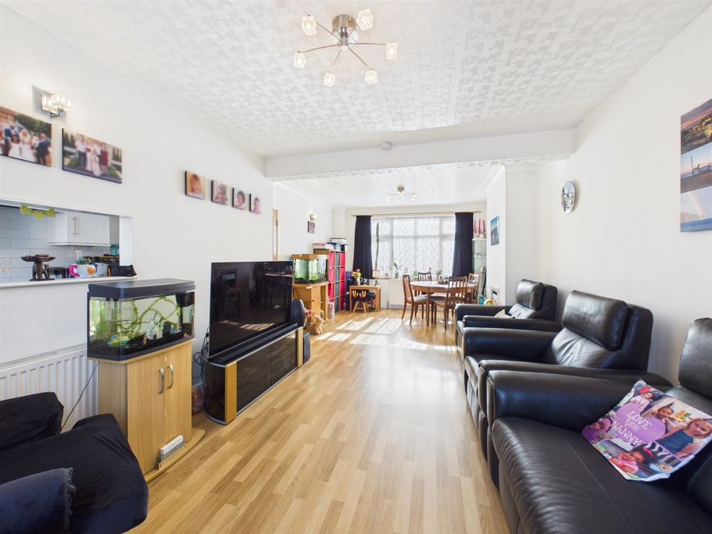 Property photo 2 of 12 Cam05080G0-Pr0335-Still022.Jpg