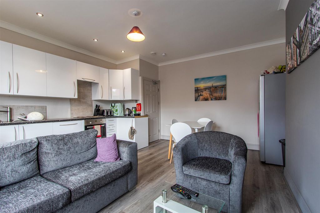 Property photo 1 of 8 Bryngwyn Road Us Lounge Kitchen (1).Jpg