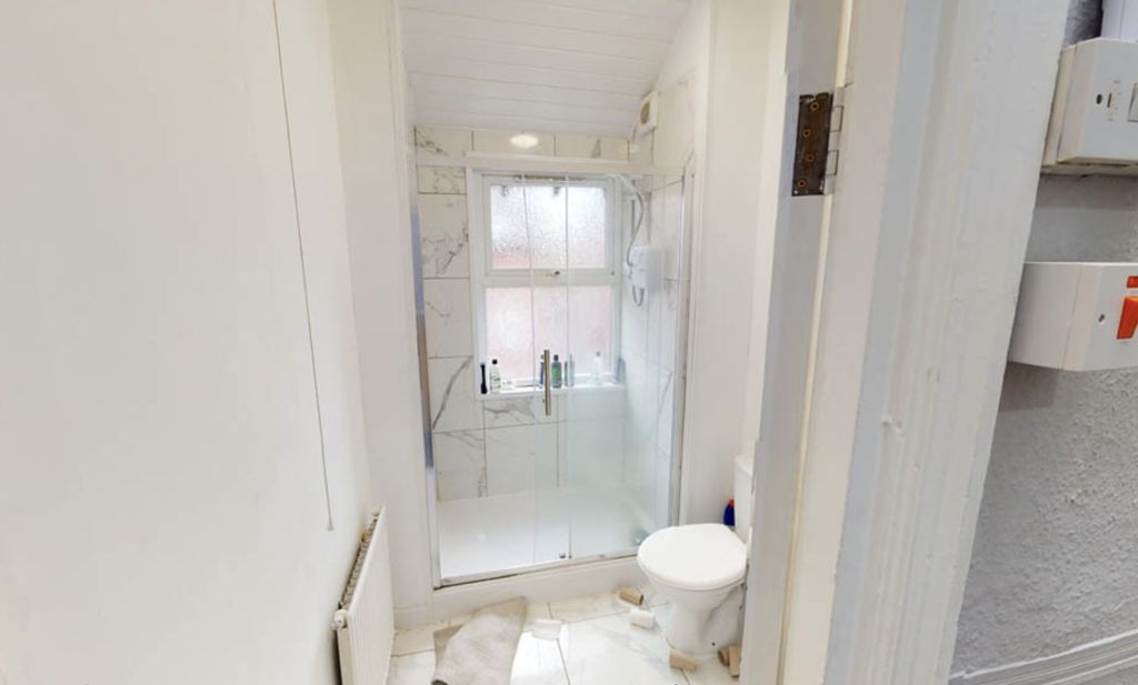 Property photo 2 of 9 A Clean And Well-Maintained Bathroom With A Bathtu...
