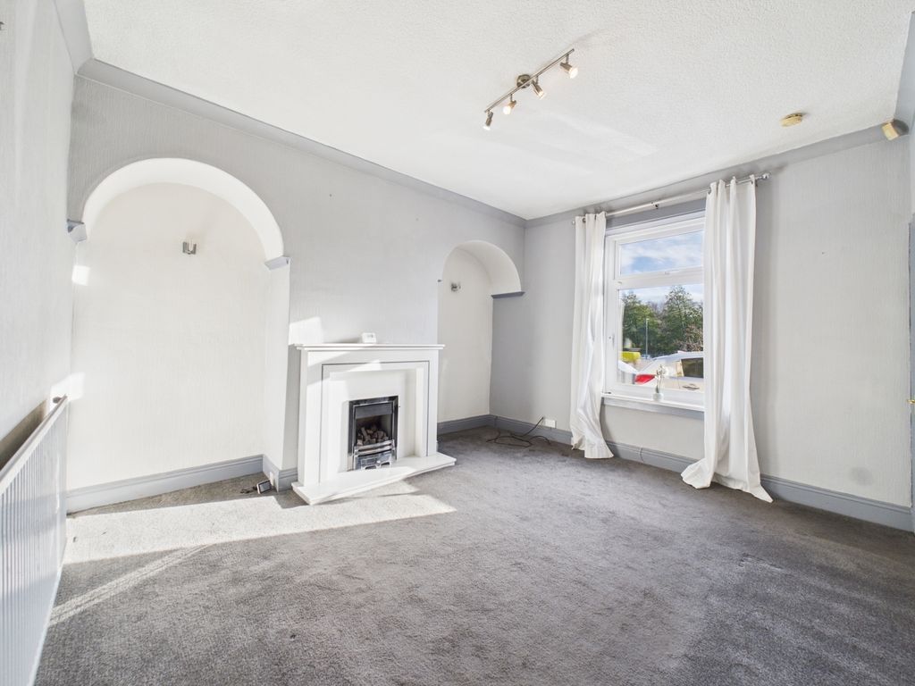 Property photo 3 of 14 Living Room