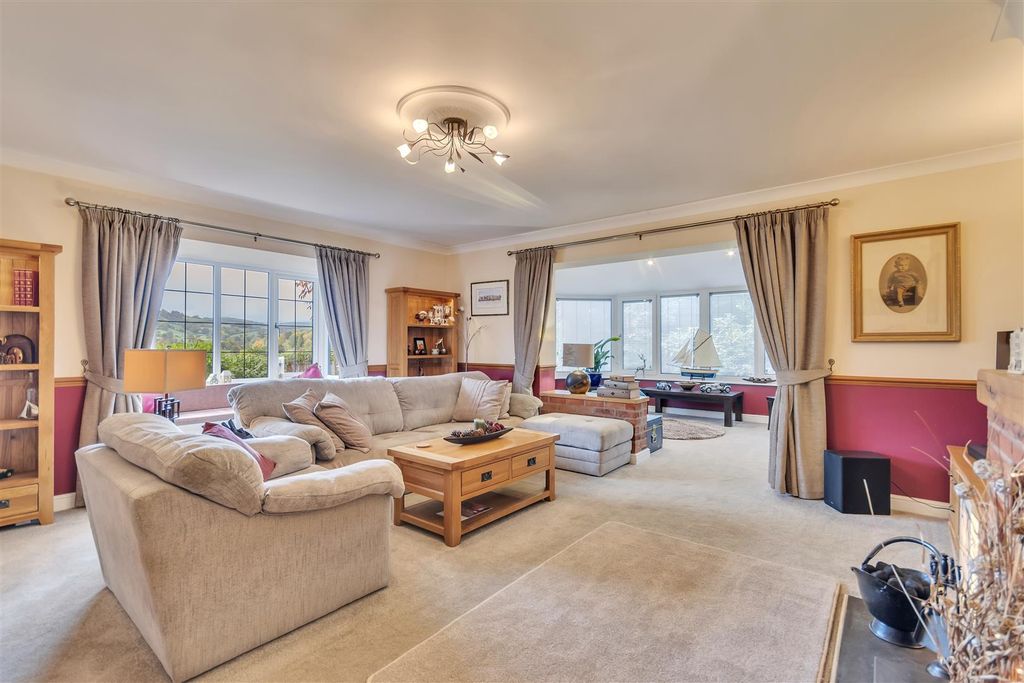 Property photo 2 of 32 Lounge