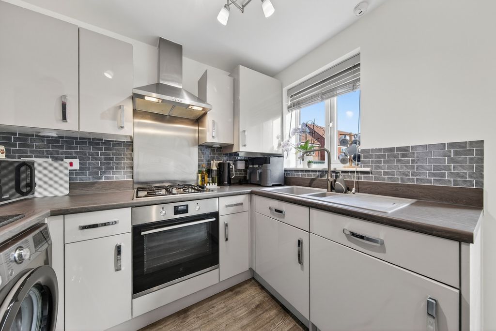 Property photo 2 of 21