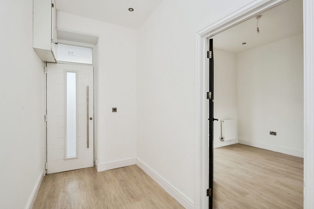 Property photo 3 of 27 Pbox-Img.Jpg
