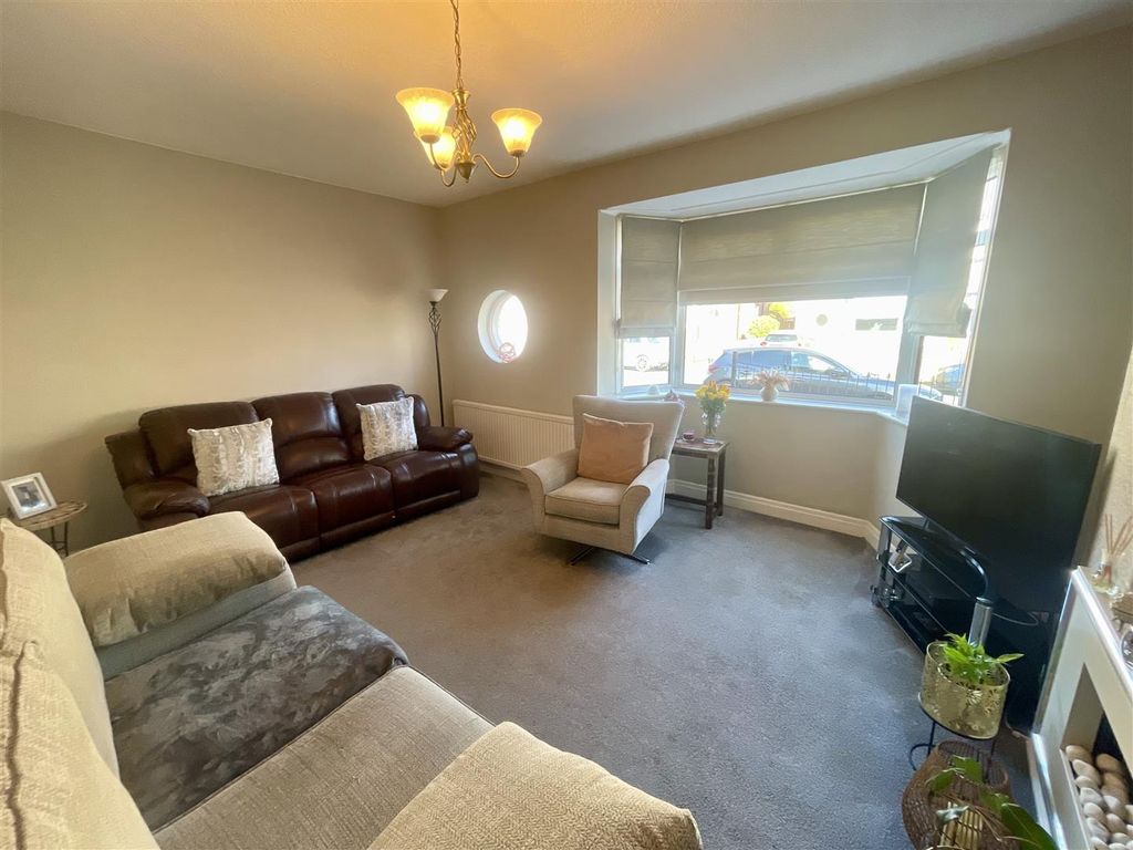 Property photo 2 of 11 Lounge