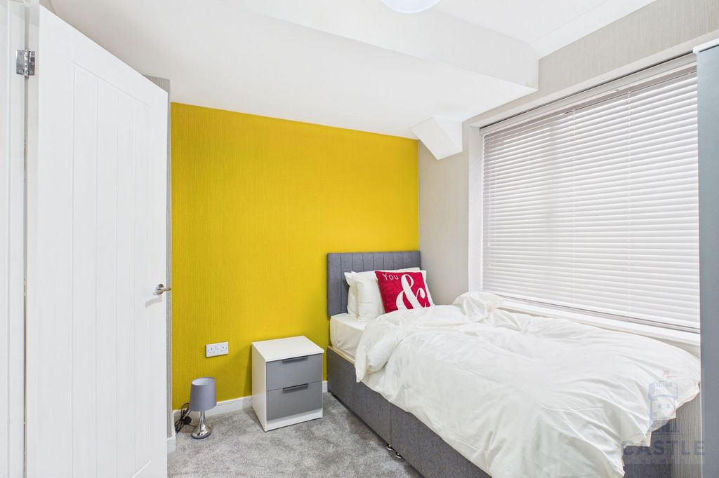 Property photo 3 of 8 Room 1