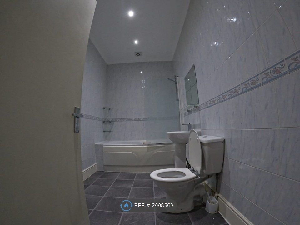 Property photo 2 of 8 Bathroom