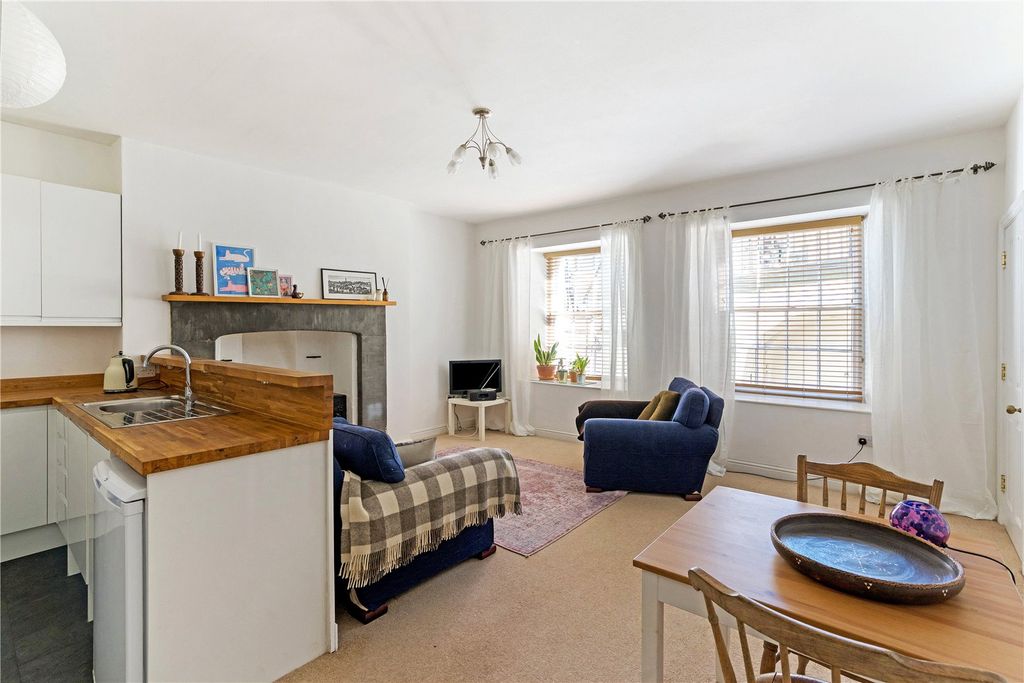 Property photo 3 of 11 Dining Area